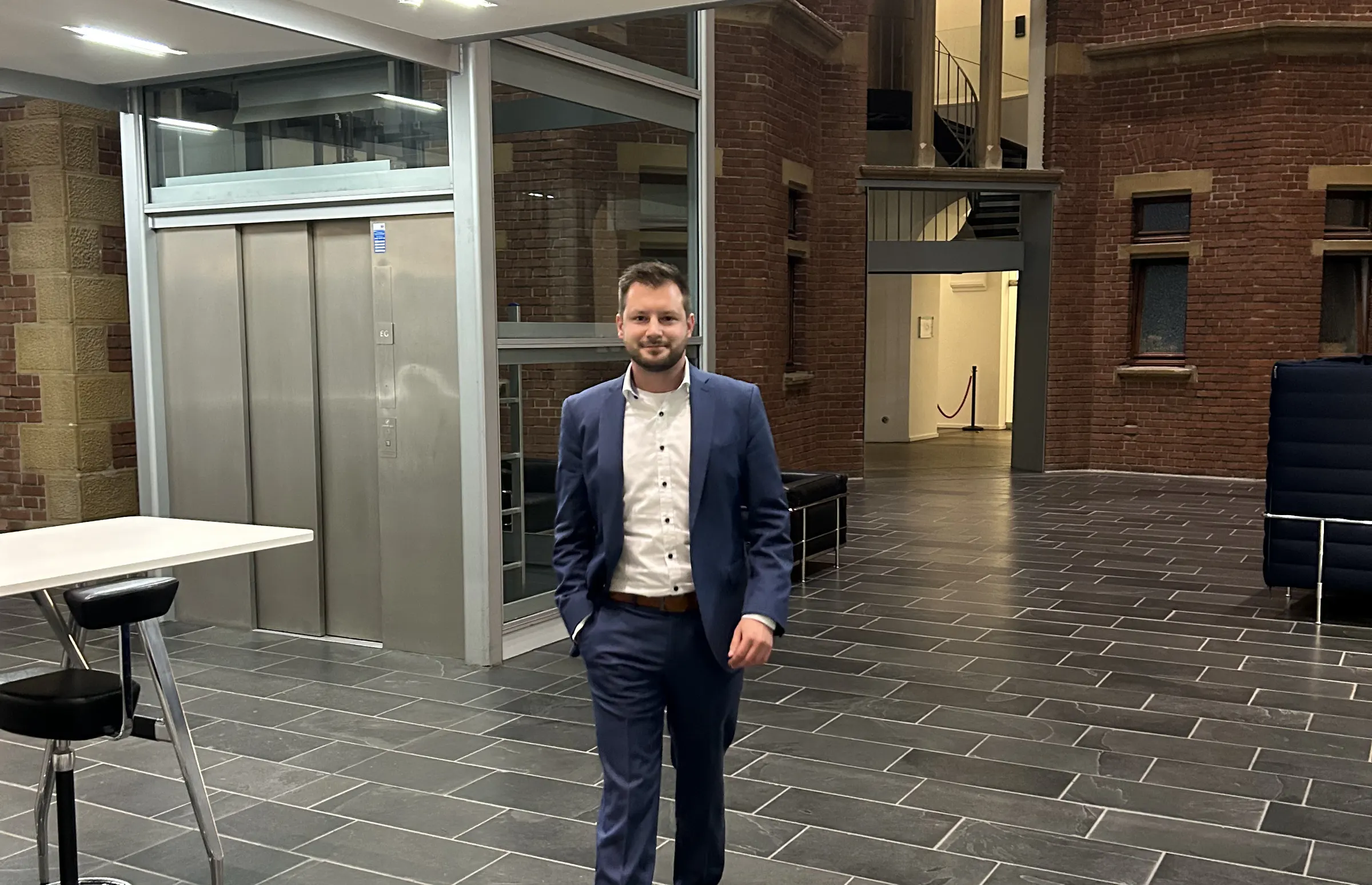 Sascha Heinz, Senior-Berater bei von Buddenbrock, im Bürogebäude