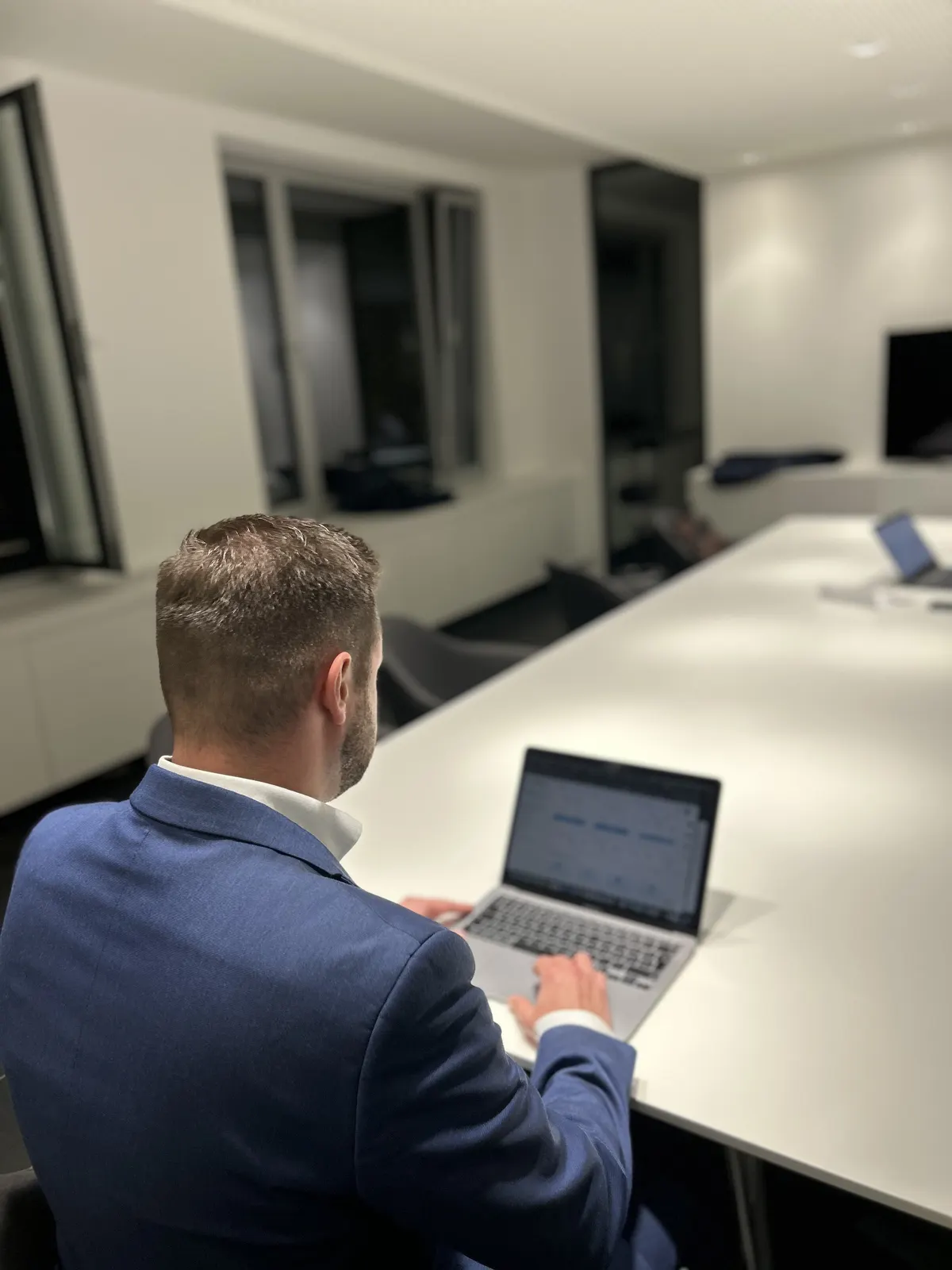 Sascha Heinz bei der Arbeit am Laptop