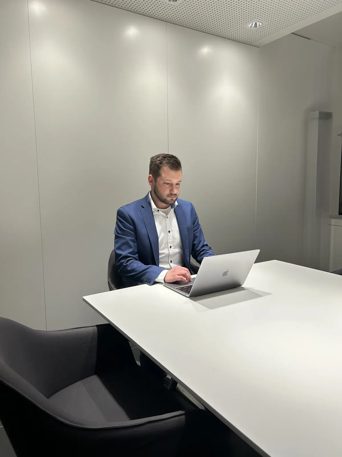Sascha Heinz am Schreibtisch mit Laptop
